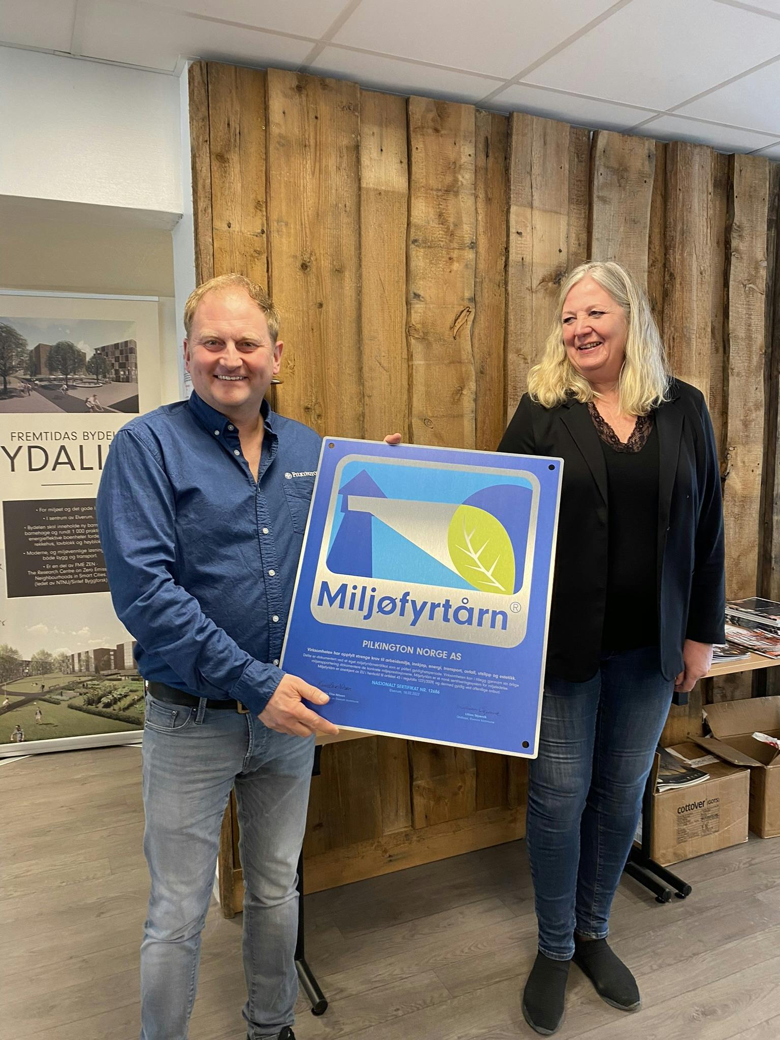 Bent Nilssveen i Pilkington og Lillian Skjærvik, ordfører i ELverum