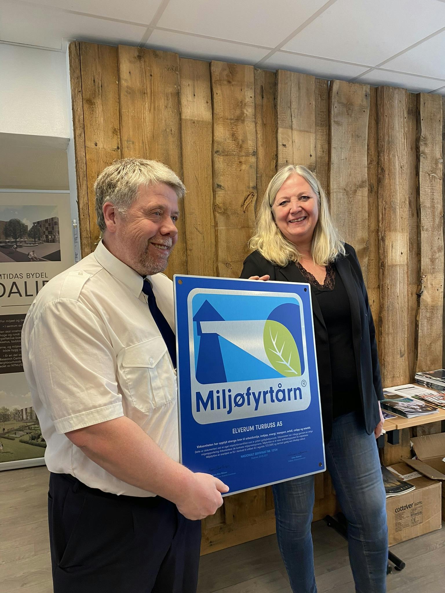 Tom Arne Kristiansen i Elverum Turbuss og ordfører Lillian Skjærvik