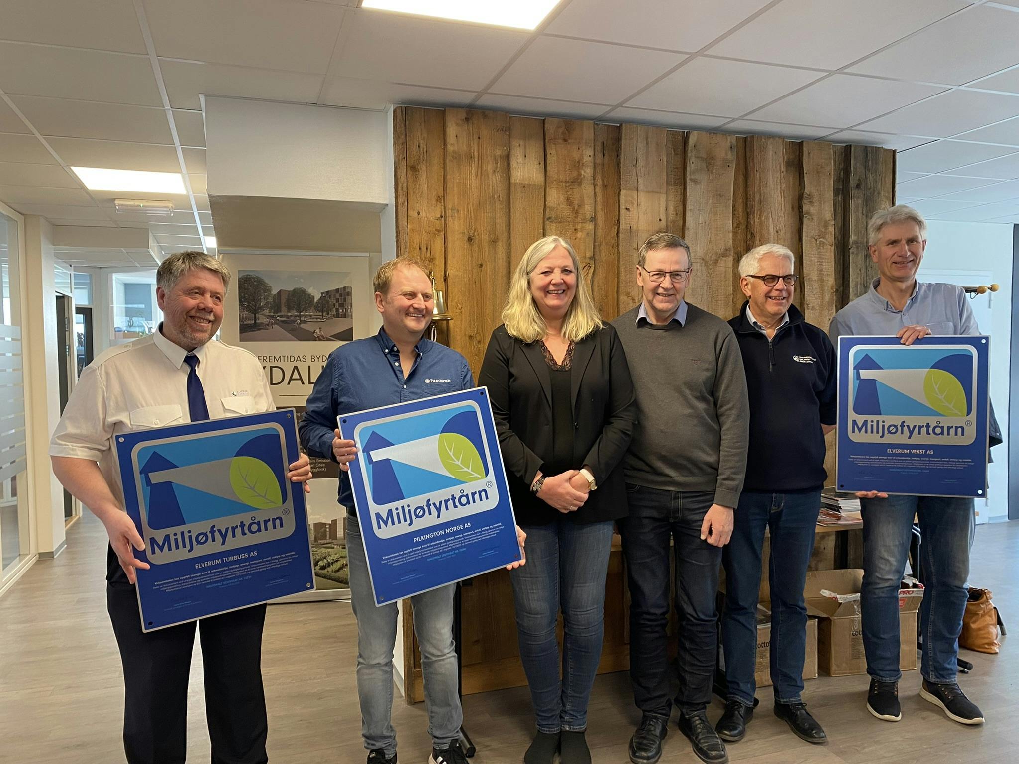 Tom Arne Kristiansen i Elverum Turbuss, Bent Nilssveen i Pilkington, ordfører Lillian Skjærvik, Leif Klausen og Frank Ophus i Vaktmesterservice Innlandet og Odd-Erling Lange i Elverum Vekst